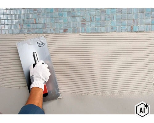 Une main gantée applique de la colle à carrelage sur un mur sous des carreaux de mosaïque à l'aide d'une taloche crantée. (Image AI modified or generated)
