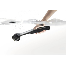 Une main tient une brosse de nettoyage électronique sous l eau.