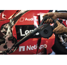 Un souffleur sans fil Bosch Professional GBL 18V-120 est utilisé pour nettoyer une moto.