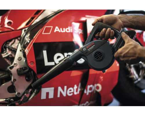 Un souffleur sans fil Bosch Professional GBL 18V-120 est utilisé pour nettoyer une moto.
