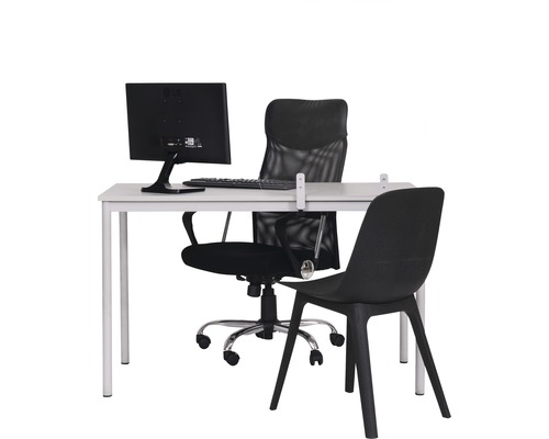 Scène avec bureau, moniteur, clavier, fauteuil de bureau et chaise.