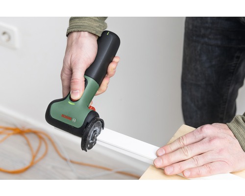 Eine Person benutzt einen Bosch Multifunktionsschleifer, um eine Leiste zu schleifen.