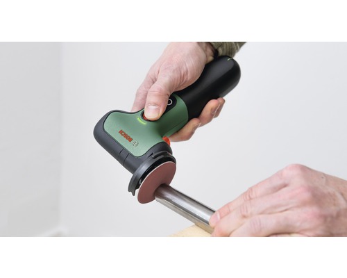 Eine Hand schleift mit einem Akku-Multischleifer ein Rohr. Bosch Logo.