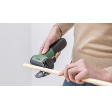 Personne coupant une baguette en bois avec un outil multifonction Bosch