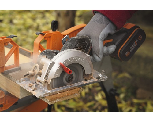 Scie circulaire sans fil coupant du bois