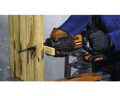 Scie sabre sans fil en action lors du sciage du bois