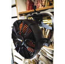 Worx Logo. Ventilateur mobile suspendu à une étagère.