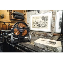 Logo Worx sur un ventilateur de table dans un atelier