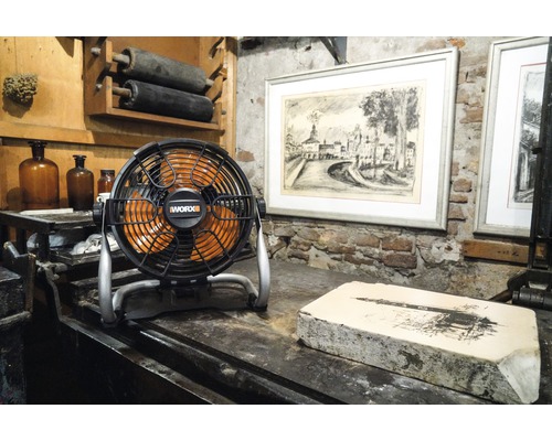 Logo Worx sur un ventilateur de table dans un atelier