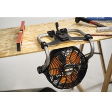 Logo Worx sur un ventilateur de chantier fixé à un établi