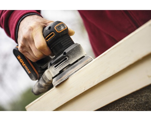 Ponceuse vibrante sans fil en utilisation sur surface en bois