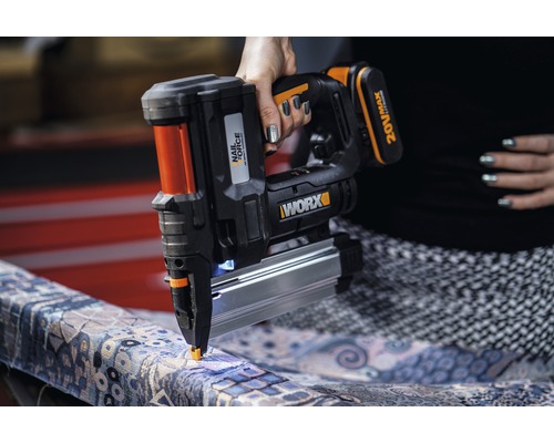 Cloueur/agrafeuse sans fil utilisé sur le rembourrage