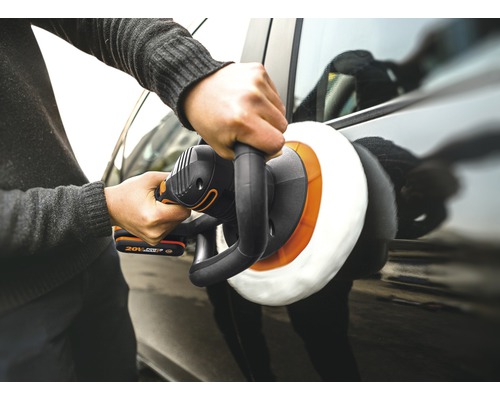 Person poliert ein Auto mit einer Poliermaschine
