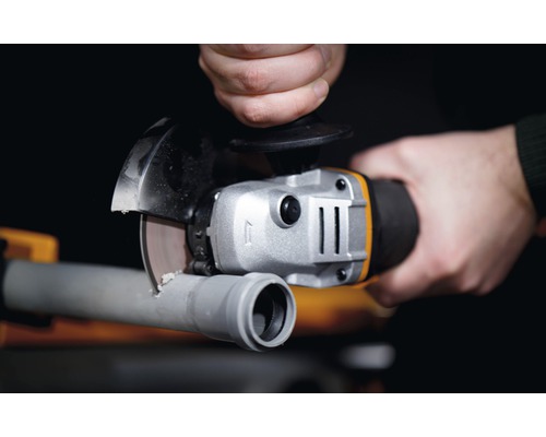 Une tronçonneuse à tube coupe un tube.