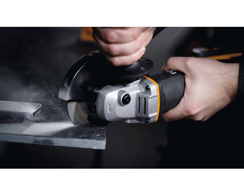 Une main tient une meuleuse d''angle en train de meuler une pièce métallique.