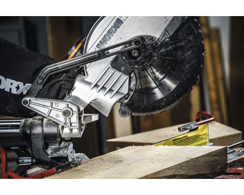 Scie à onglet coupant une pièce de bois.