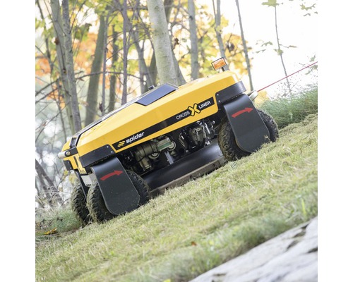 Gelber ferngesteuerter Spider Crossliner Böschungsmäher im Einsatz an einem Hang.