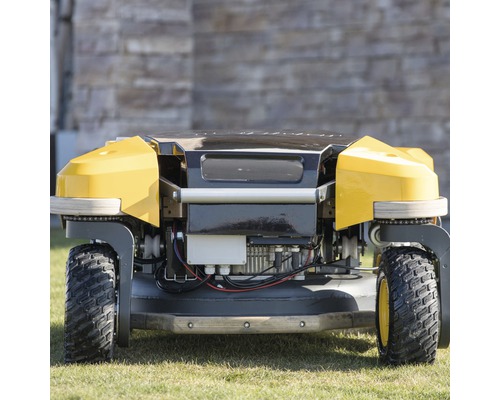 Rasenmähroboter mit Rädern im Aussenbereich