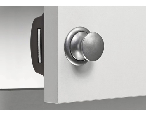 Möbelknopf und Magnetverschluss an einer Schranktür