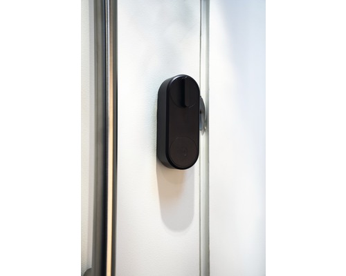 Schwarzes elektronisches Türschloss an einer Tür montiert