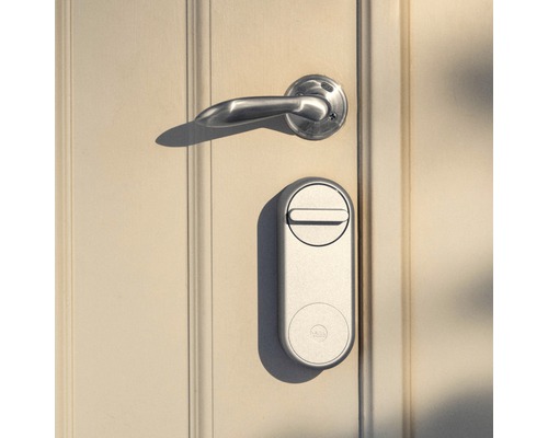 Tür mit digitalem Türschloss und Türklinke