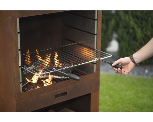 Grillkamin mit Feuer und Grillrost