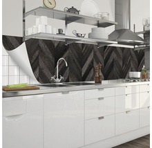 Scène de cuisine avec crédence aspect bois et motif à chevrons derrière l''évier