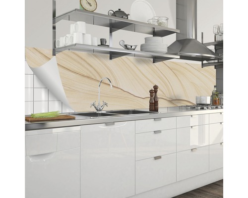 Küchenszene mit Küchenrückwandfolie in Steinoptik, Spüle und Küchenutensilien