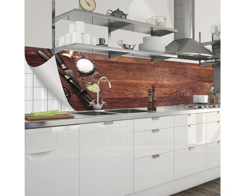 Küchenrückwand mit Holzmuster und Gewürzmotiven in einer modernen Küche.