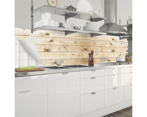 Küchenrückwand mit Holzoptik hinter einem Spülbecken in einer hellen Küche