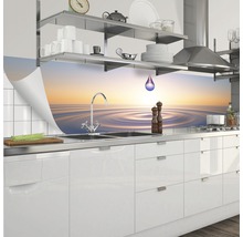 Crédence de cuisine avec motif aquatique dans une cuisine moderne
