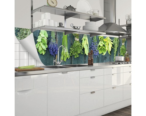 Küchenrückwand mit Kräutermotiv in moderner Küche