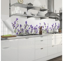 Scène de cuisine avec sticker mural lavande au-dessus de l''évier.