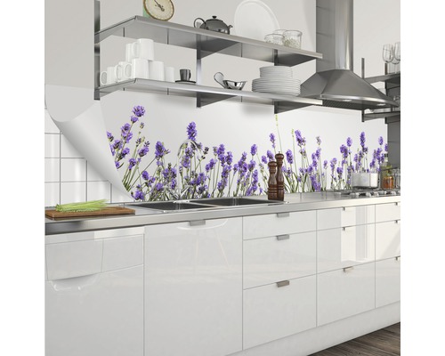 Küchenszene mit Lavendel Wandtattoo über der Spüle.