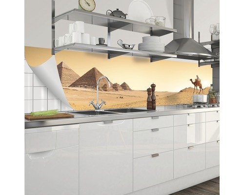 Küchenrückwand mit Pyramidenmotiv in einer modernen Küche