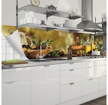 Crédence de cuisine avec motif d''olives derrière un évier