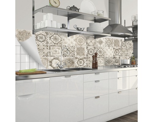 Scène de cuisine avec des carreaux autocollants à motif floral comme crédence