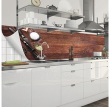 Crédence de cuisine avec motif bois et motifs d''épices dans une cuisine moderne