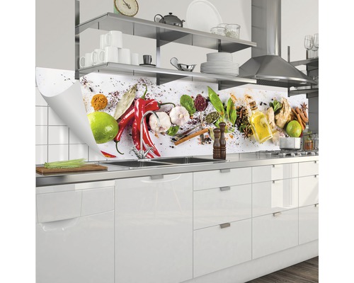Küchenrückwand mit Gewürzmotive in moderner Küche.