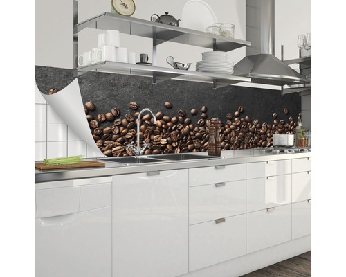 Crédence de cuisine avec motif de grains de café au-dessus de l''évier et du plan de travail