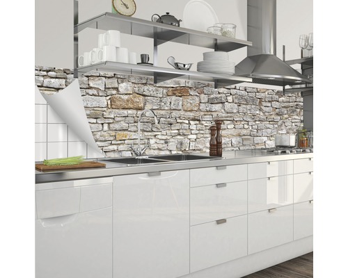 Küchenrückwand mit Steinmauer-Motiv in einer modernen Küche
