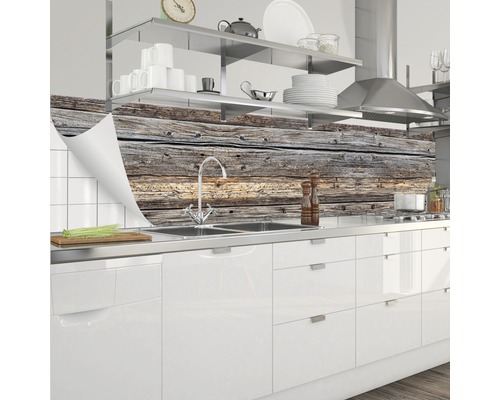 Küchenrückwand mit Holzoptik hinter einem Spülbecken in einer modernen Küche.