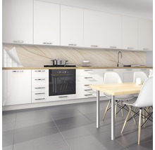 Cuisine claire avec crédence, cuisinière et table à manger