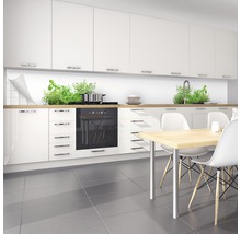 Scène de cuisine avec crédence, meubles de cuisine et table à manger