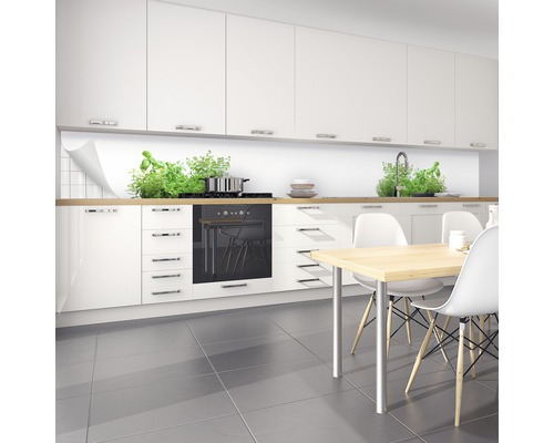 Küchenszene mit Küchenrückwand, Küchenmöbeln und Esstisch