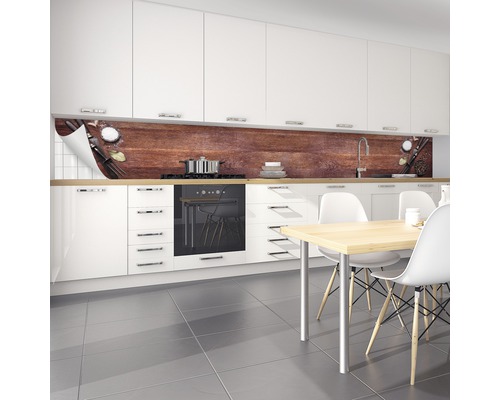 Küchenrückwand mit Holzoptik in einer modernen Küche