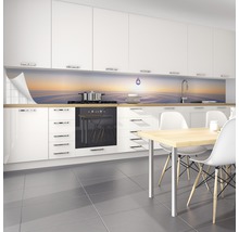 Cuisine claire avec crédence à motif aquatique derrière la plaque de cuisson