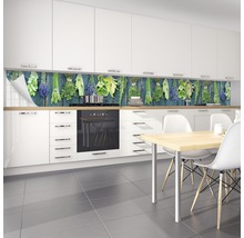 Scène de cuisine avec kitchenette blanche et crédence à motif d''herbes aromatiques