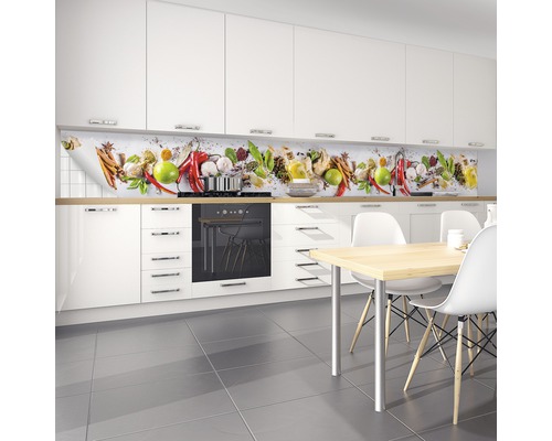 Küchenrückwand mit Gewürz-Motiv in einer modernen Küche