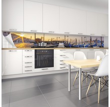 Film de protection murale de cuisine avec motif de Venise dans une cuisine lumineuse.